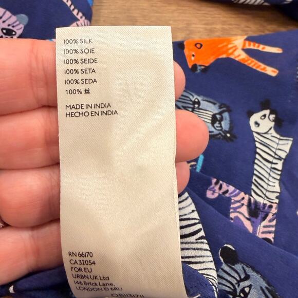 Anthropologie Carolyn Gavin Mariposa Silk Blouse in Blue Jungle Cat Print size 4 - Picture 8 of 10